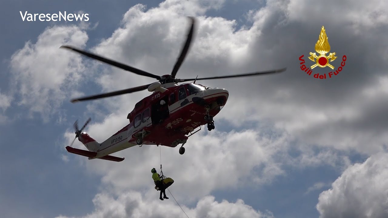 Alluvione Emilia Romagna, i vigili del fuoco salvano una bimba malata con l'elicottero