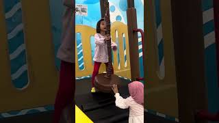 AFRIN DAN HAFIZAH NAIK MINI FLYING FOX BUAT ANAK DI  DI TAMAN BERMAIN ANAK KIDZOOONA #shorts