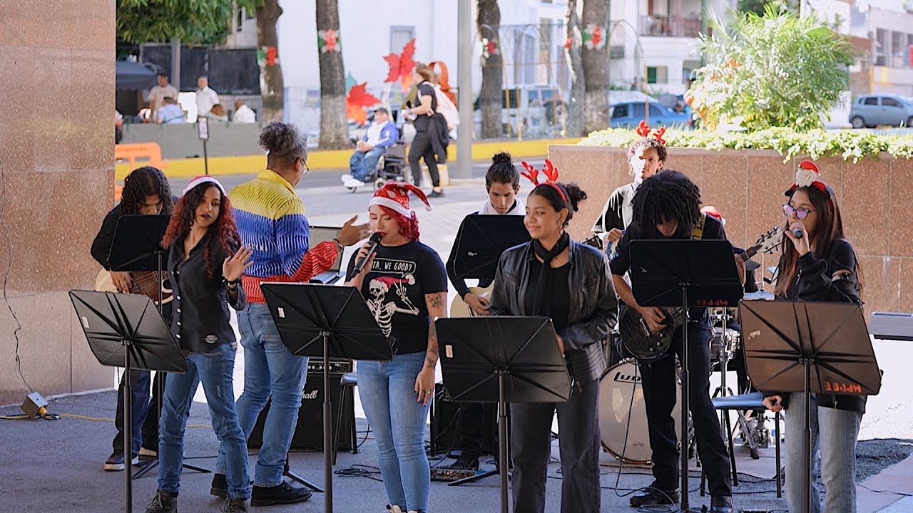 12DIC25 Trabajadores del sector eléctrico celebran con un concierto de rock navideño