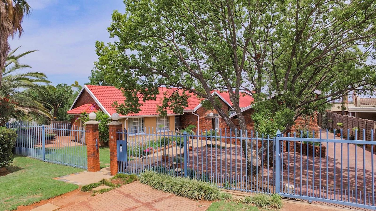 6 Bedroom House for sale in Gauteng Centurion Centurion East