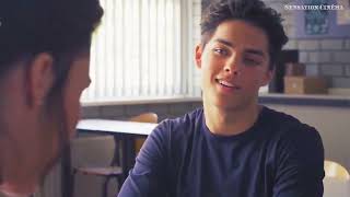 Un étudiant dominant touche la tête de sa professeure pour lui enseigner quelque chose de spécial...
