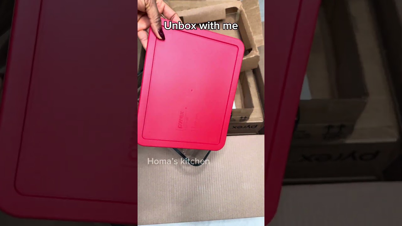 11 cups (2.6L) capacity glass food storage containers. Freezer, dishwasher and microwave safe.