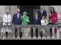 En clture de son jubil la reine elizabeth ii fait une apparition surprise au balcon de b