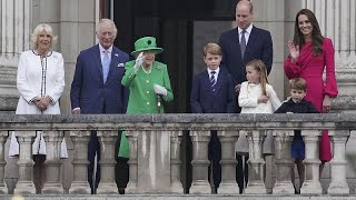 En clôture de son jubilé, la reine Elizabeth II fait une apparition surprise au balcon de B…