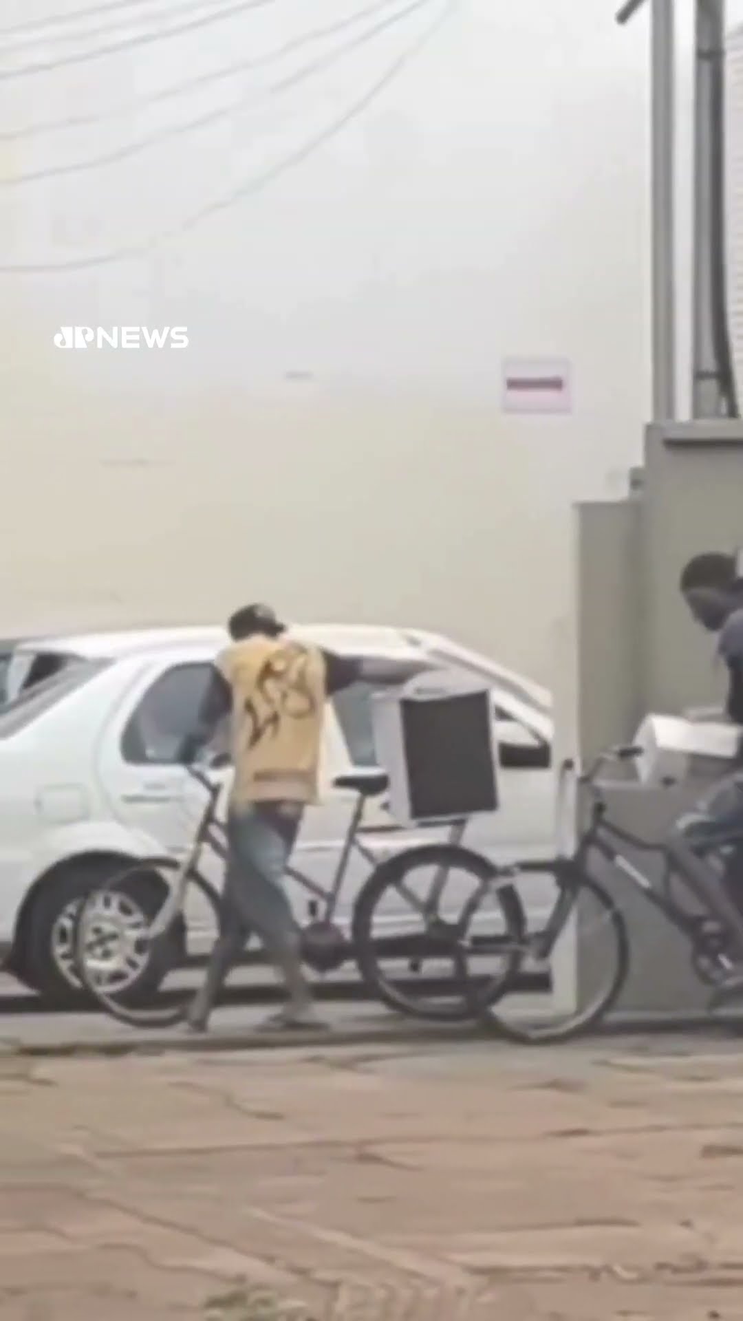 Durante onda de calor intenso, homens furtam ar-condicionado de escritório em Dourados (MS)