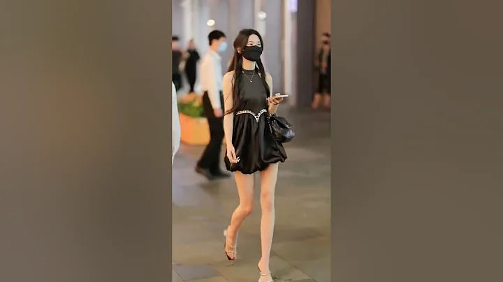 Who wouldn't be confused by such a young lady? Street fashion#shorts #akafashion #fashion