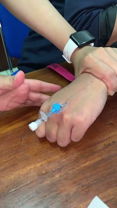 Cara memasang infus (venflon),ini biasa nya di gunakan untuk memasukan obat-obatan dan cairan infus