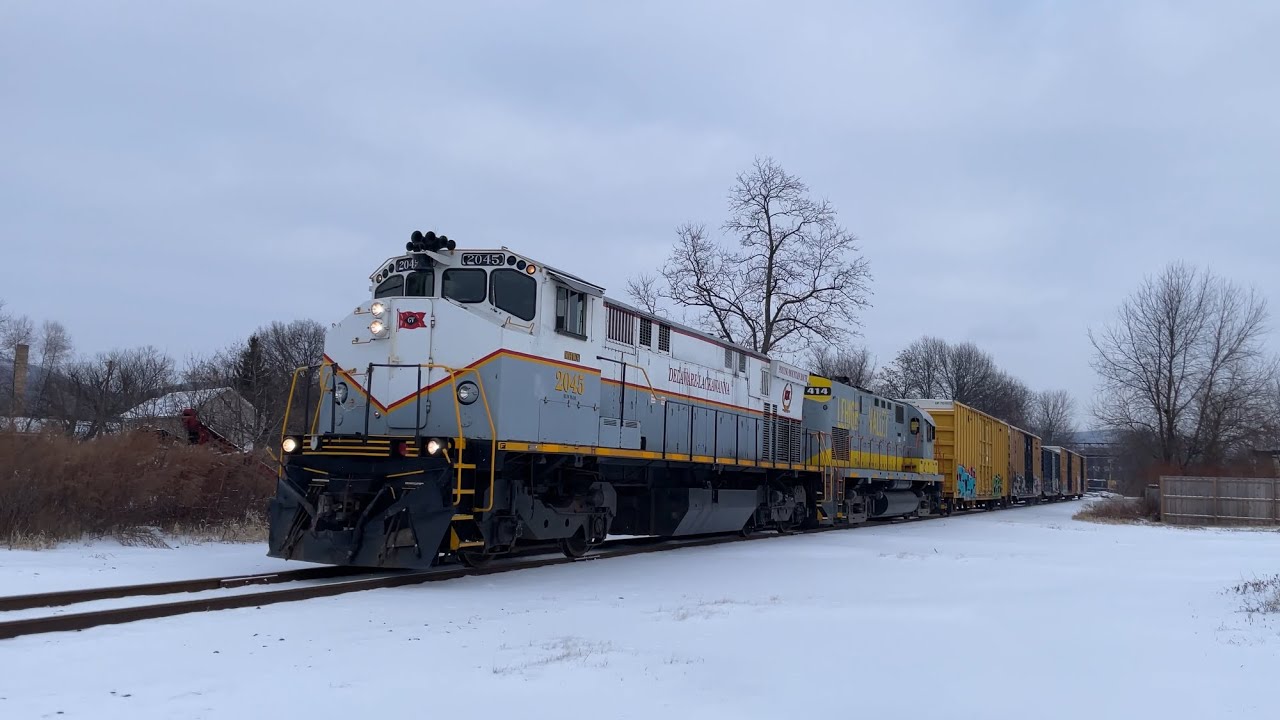 DL BR1 at Glenn St and Bridge 60 with DL M420W 2045 and Lehigh Valley C420 414 on 1/2/26