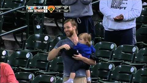 DET@HOU: Fan makes catch with hat, baby in hand
