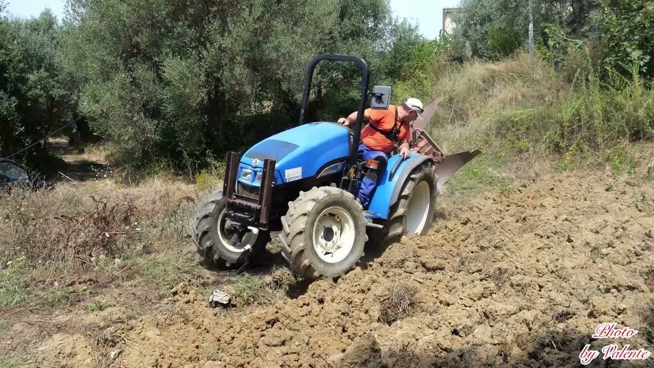 Lavori agricoli Aratura New Holland T3030 Agricultural work Plowing New Holland T3030