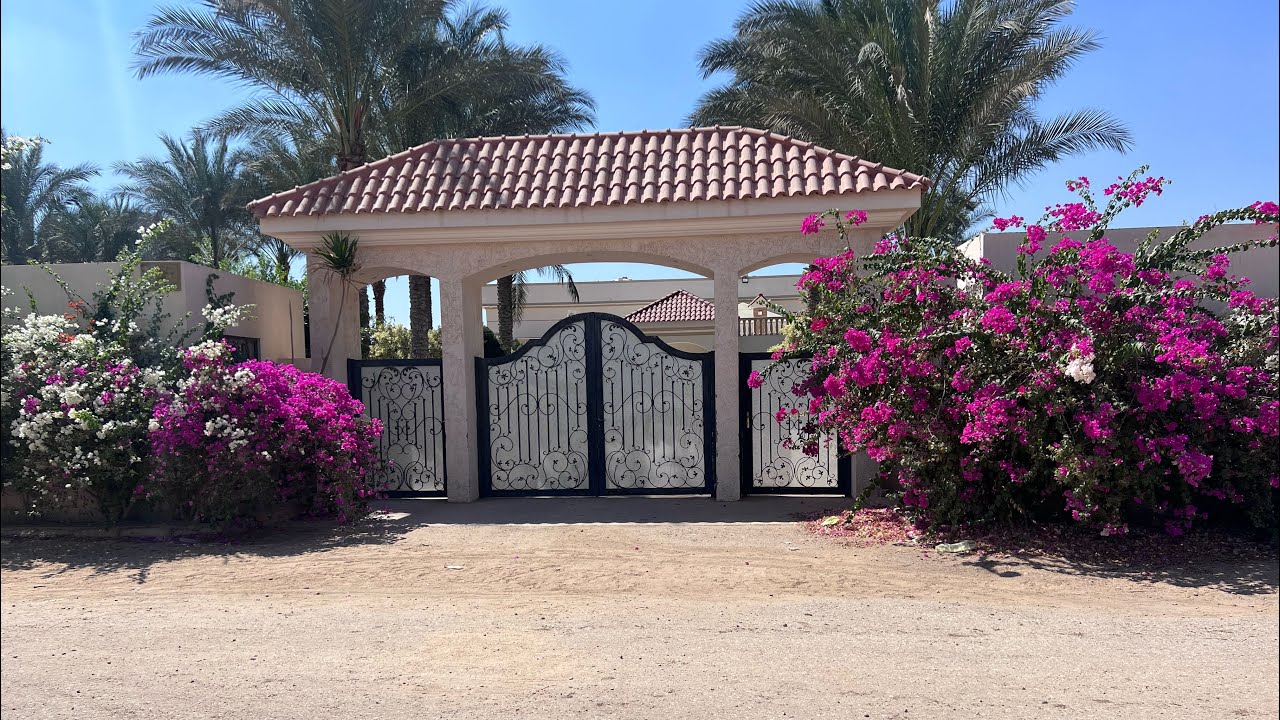 قصر ملكي و حمام سباحة و منطقة شواء علي مساحة ٢ فدان داخل كمبوند زراعي في منطقة الخطاطبة