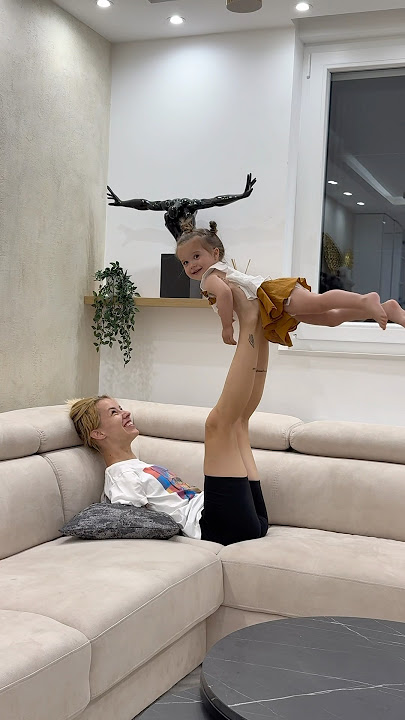 Moms love 🙆‍♀️🥰 #mom #motheranddaughter #armless #funny #motherdaughterbond #disability #couple