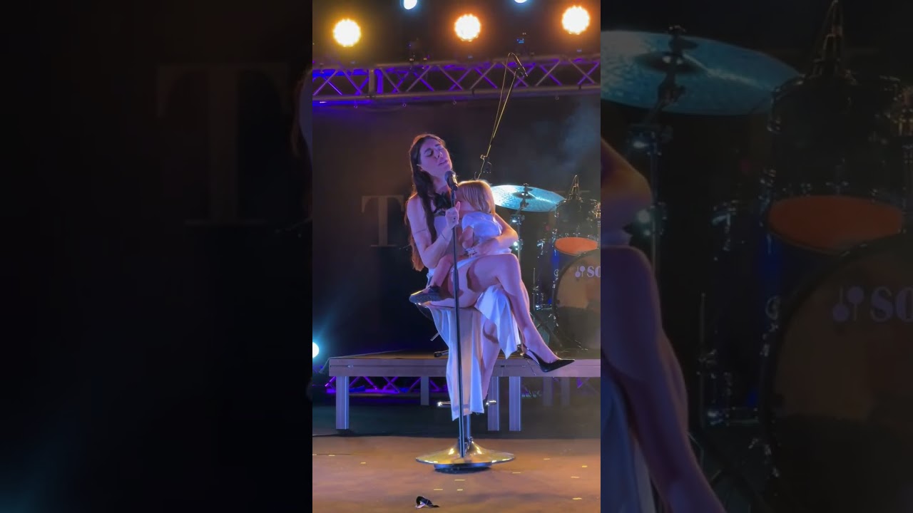 Bianca Atzei canta 'No potho reposare' col figlio di un anno