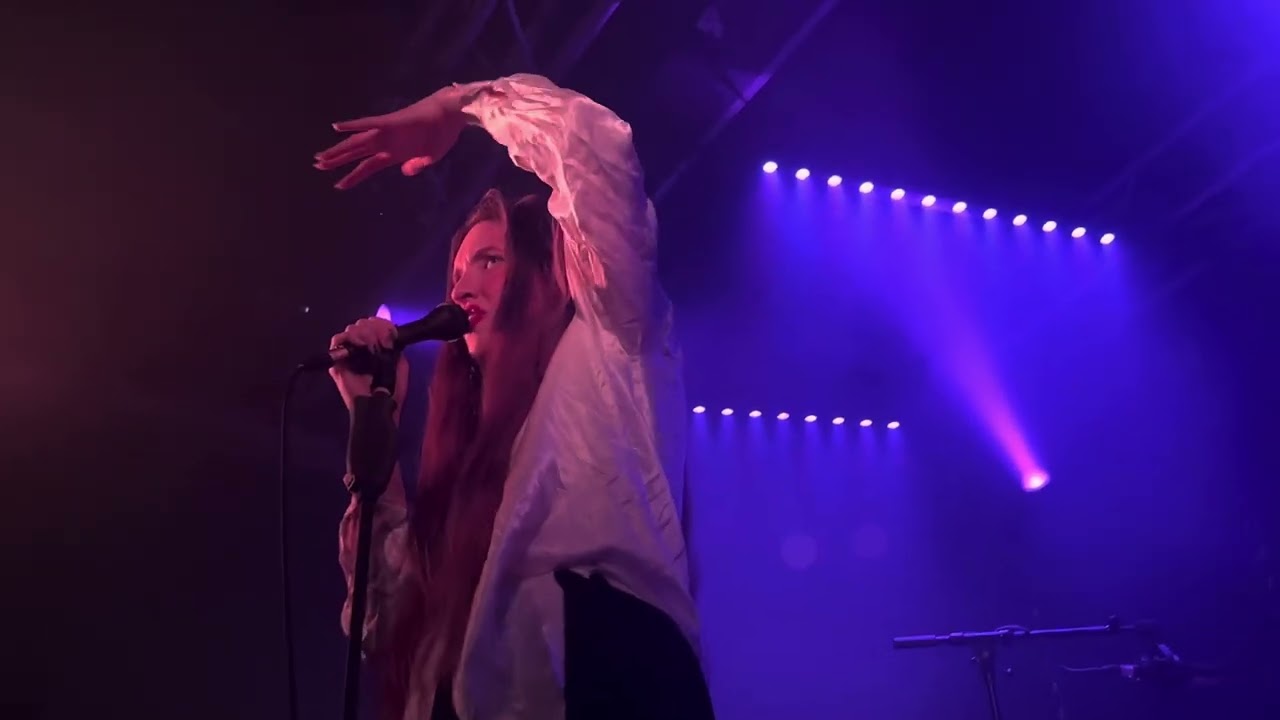 Dry Cleaning - Anna Calls From The Arctic (Live @ Belgrave Music Hall & Canteen, Leeds)