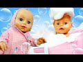 Baby Annabell doll &amp; bath time. Pretend to play &amp; toy bathtub for Baby Born dolls. Baby doll videos.