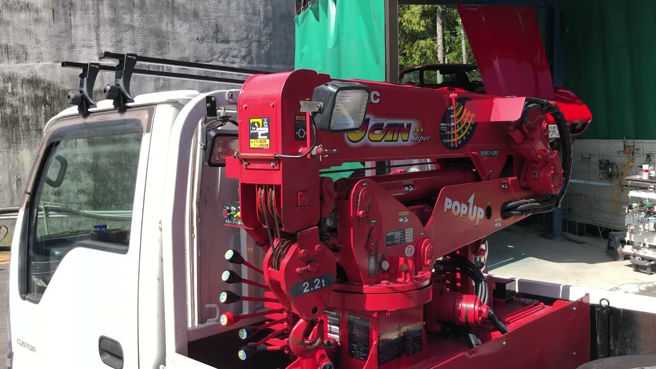 ユニックポップアップ式クレーンの起立・格納の仕方、操作方法の解説です。レバーを１度押すと作動スタート、２度押すと少し作動が早くなり、３度押すと早くなります。動きが遅いという人はご注意を！！