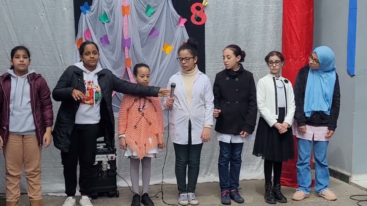 تلميذات  المستوى السادس يقدمن شعرا بمناسبة اليوم العالمي للمرأة