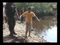 Delincuentes lanzan a niño al río con cocodrilos