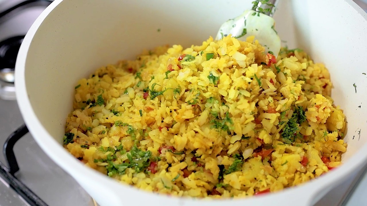 90% लोग सोचते हैं बटाटा पोहा बनाना आसान है, पर ये 3 गलतियाँ बिगाड़ देती हैं स्वाद Batata Poha Recipe
