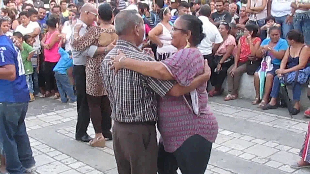Marimba USULA Municipal, de San Pedro Sula, con el Tema : Perfume de Gardenias.