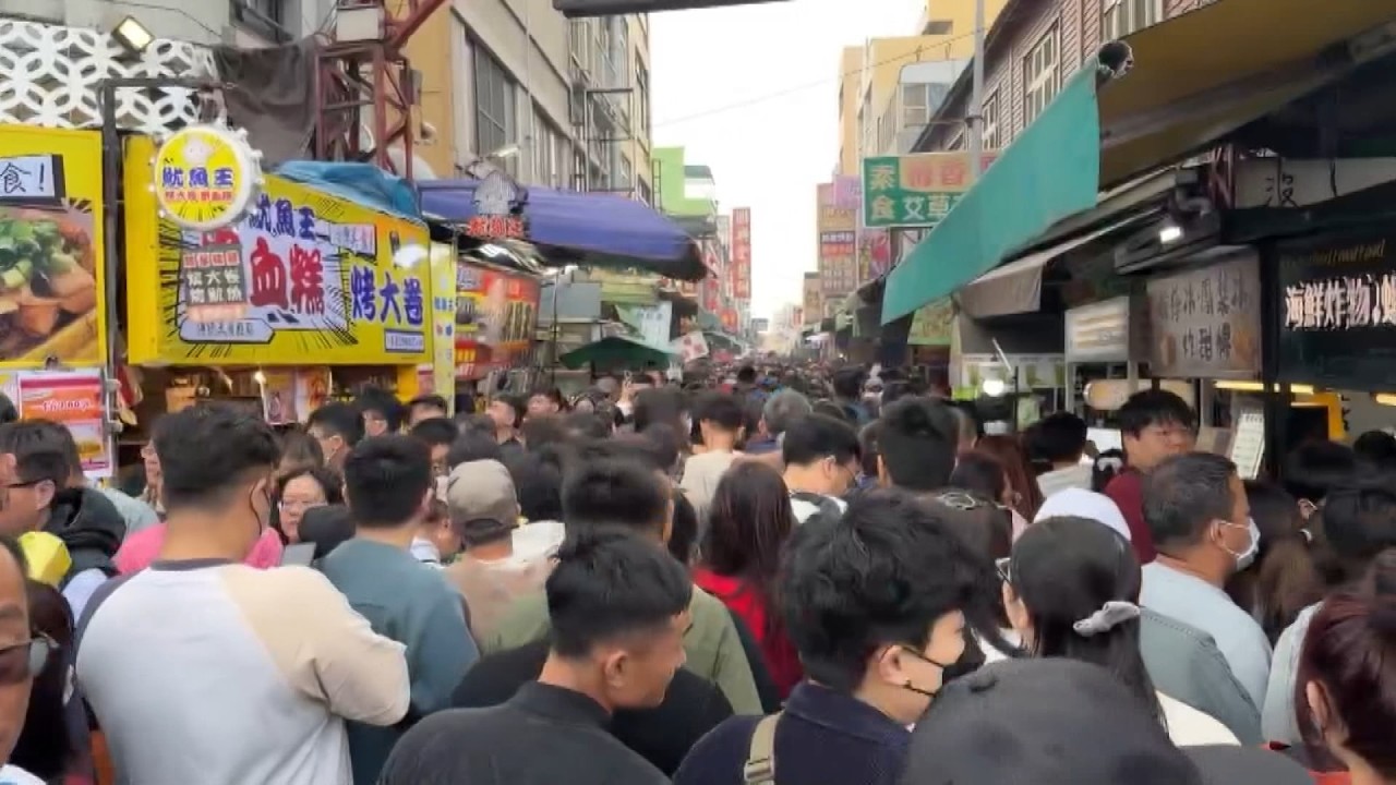 春節で大混雑の鹿港老街、228連休に業者・警察が気合十分