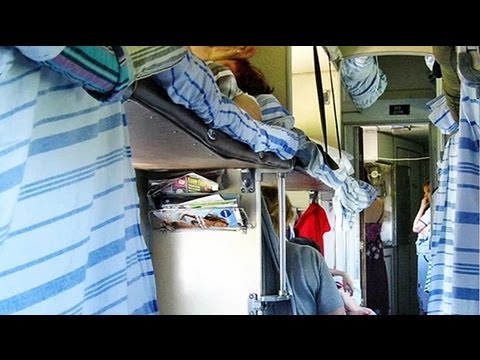 Толстая в поезде. Штора для поезда. Плацкарт со шторками. Плацкарт приколы. Шторы в вагоне.