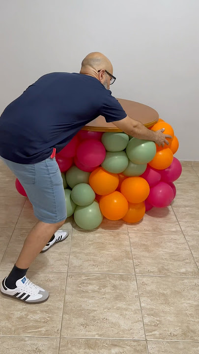 Vem aprender fazer essa decoração de balões na mesa redonda. #baloes#baloesorganicos