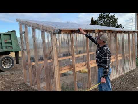 Video: Invernadero de policarbonato abovedado con sus propias manos