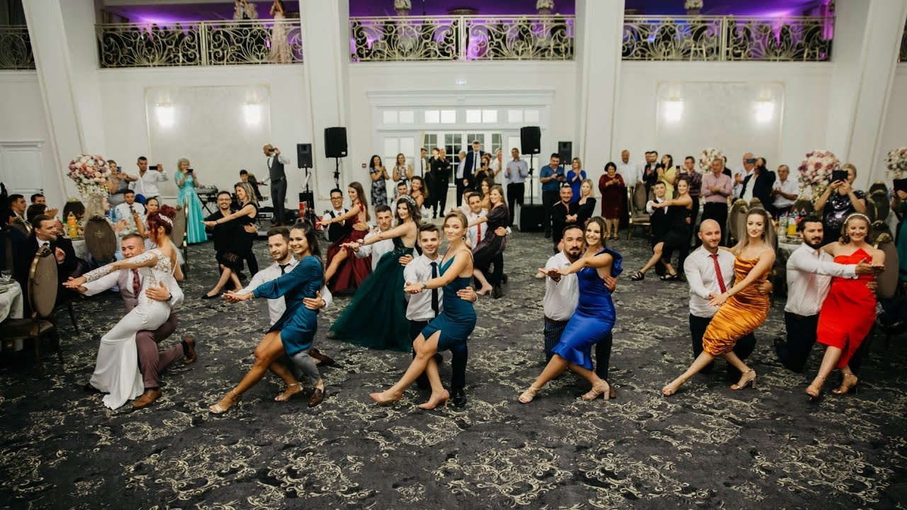 Doar la nunțile de dansatori mai vezi așa. Dansuri din inima Bucovinei