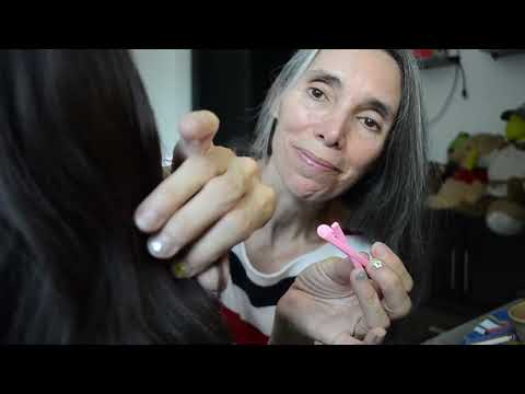 ASMR TU COMPAÑERA DE SALON TE PEINA