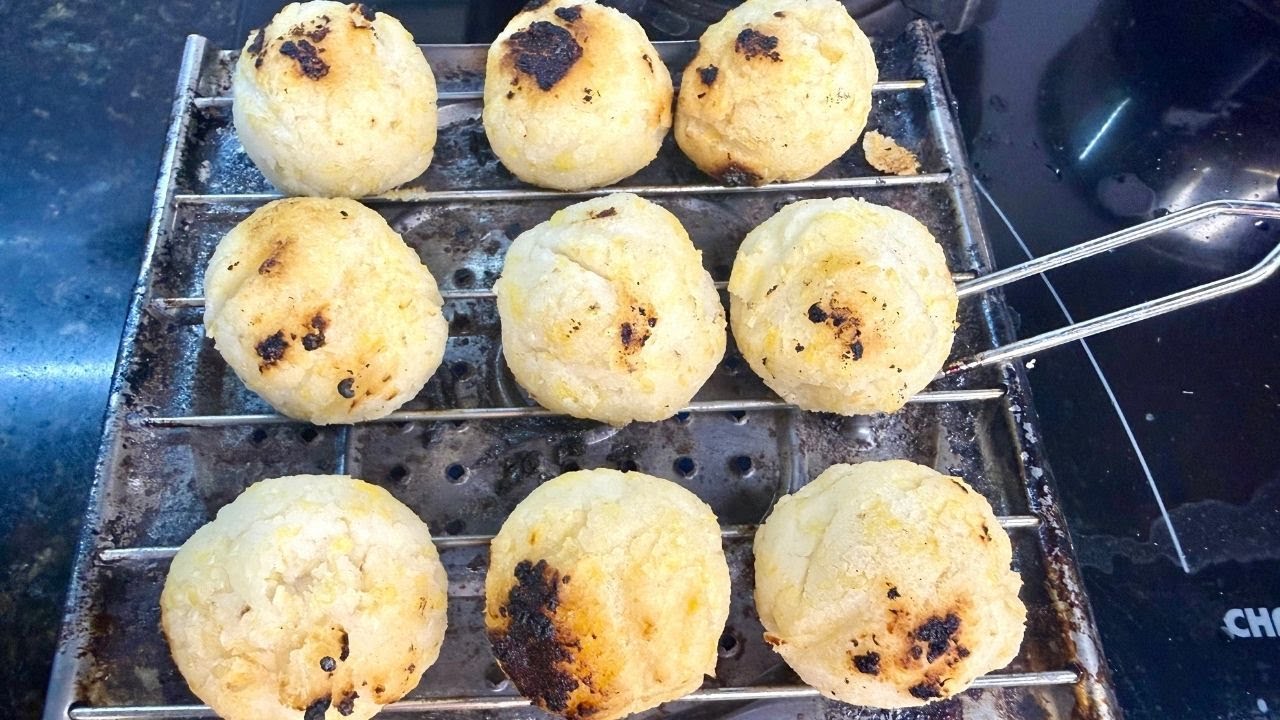 Como hacer arepas paisas de arriero o de bola - Clau y Canela