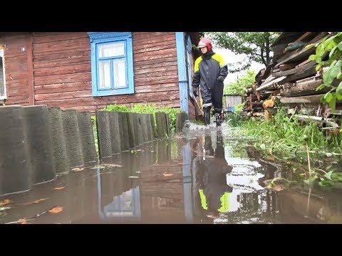 Последствия проливных дождей в Пинске - из дворов пинчан откачивают воду
