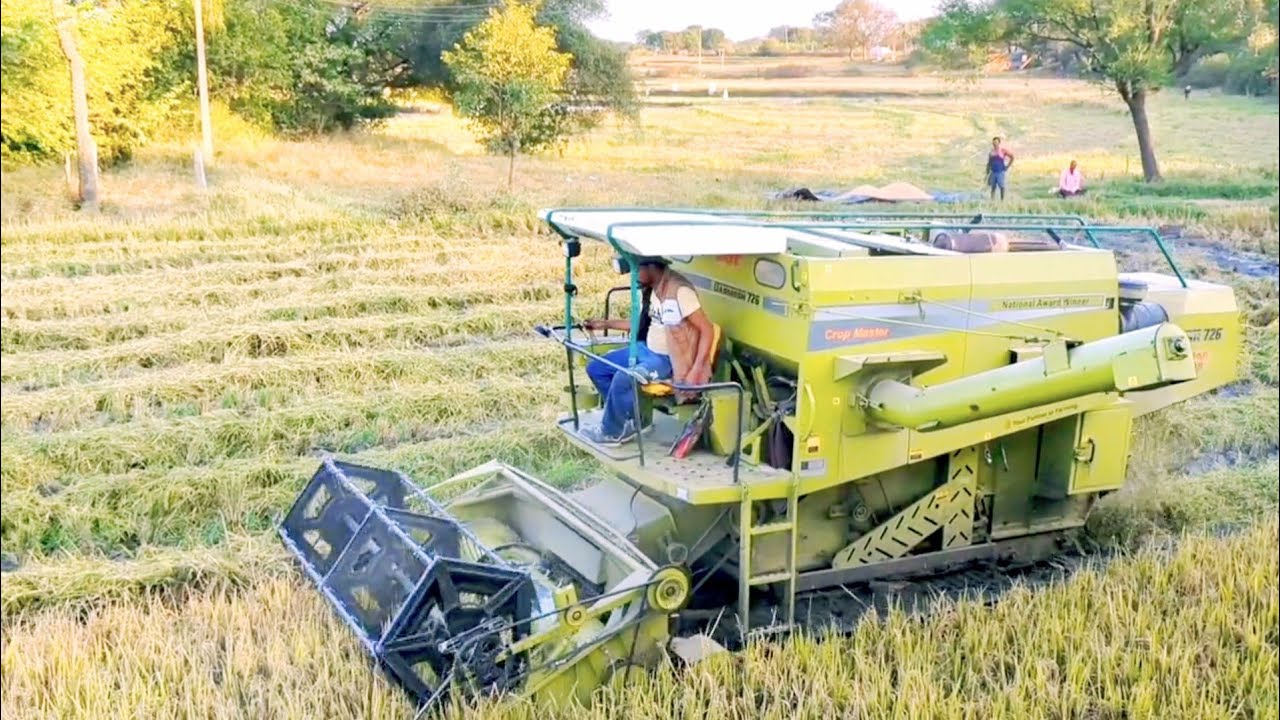 Tractor Cutting Grass সম্পূর্ণ হাতের স্পর্শ ছাড়া আধুনিক প্রযুক্তিতে