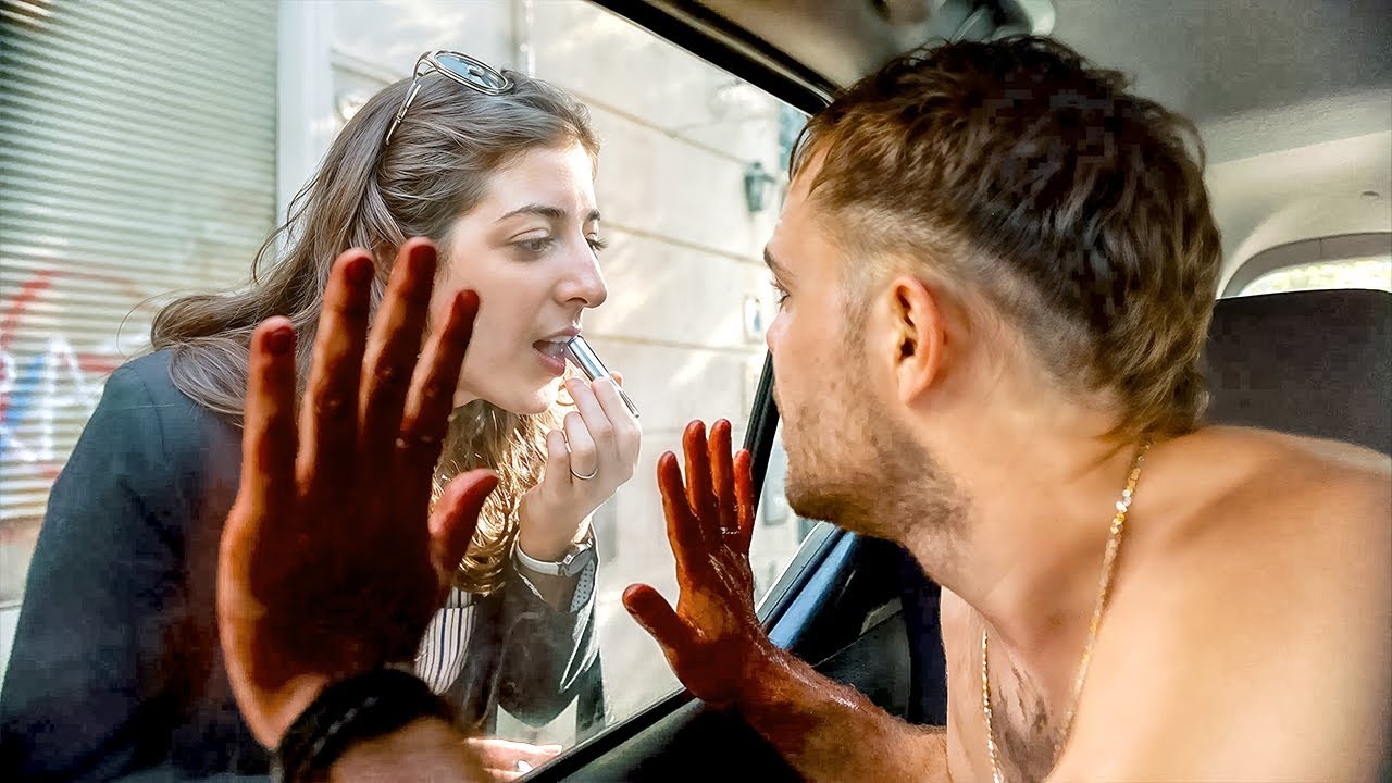 حرامي اتحبس جوا عربية ومحدش شايفه ولا سامع صوته | ملخص فيلم