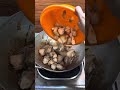 Sườn ram nước dừa với nấm rơm | Ngọc Diệp Vlog