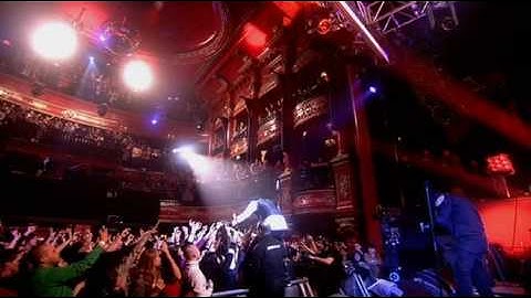 Right Now (Na Na Na) Live version - Live performance video thumbnail