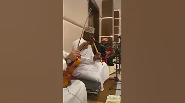 عماني يعزف ناي باحساس 