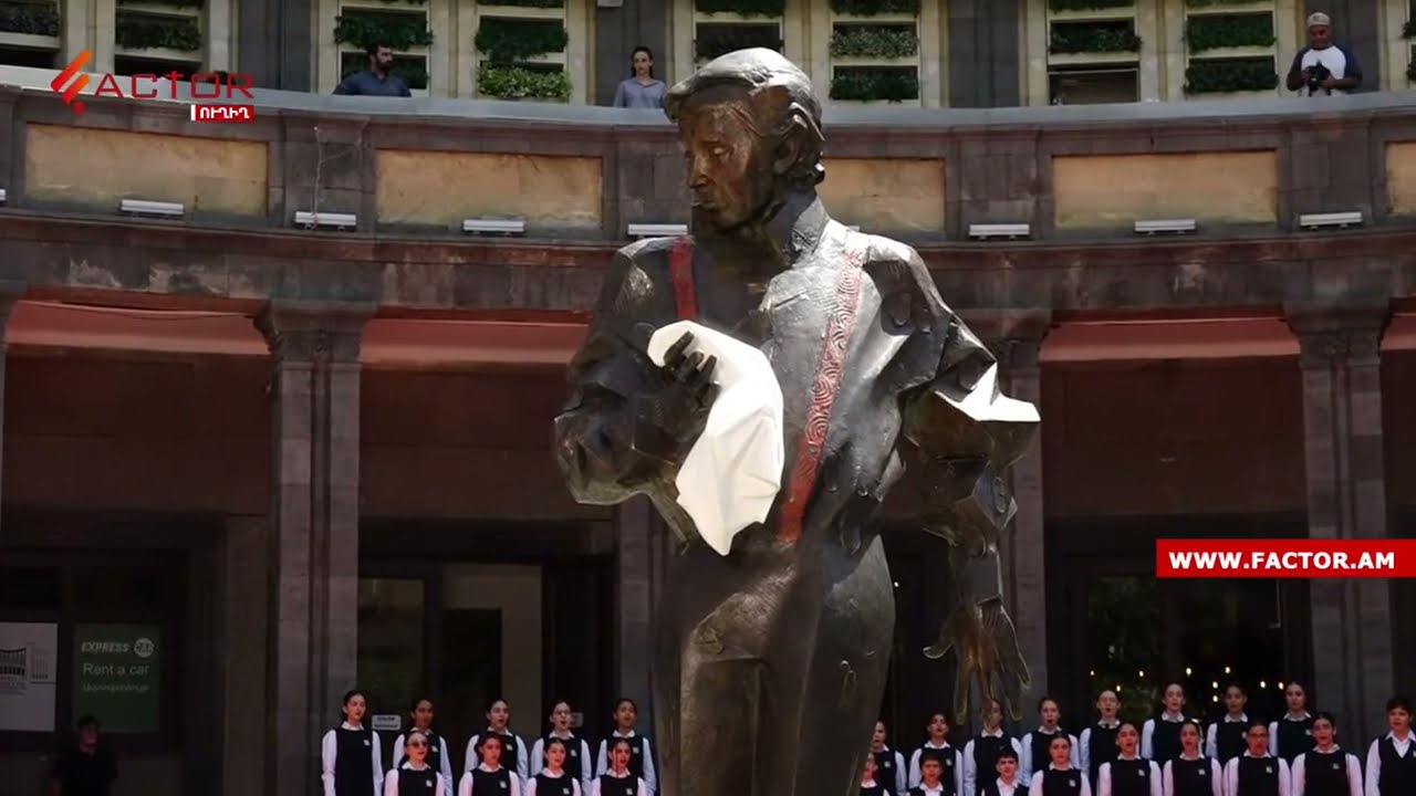 Երևանում բացվեց Շառլ Ազնավուրի արձանը