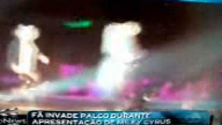 Video News fala de fã que invadiu palco no Show de Miley Cyrus