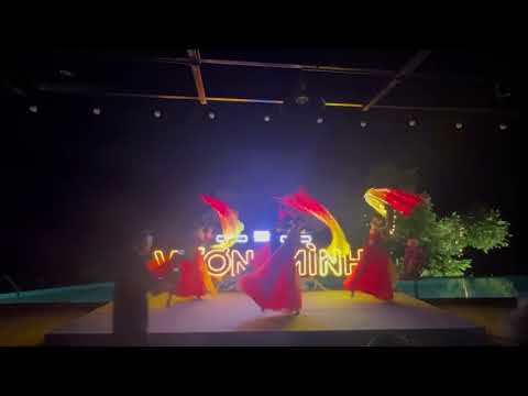 MÚA MỞ MÀN (On stage)