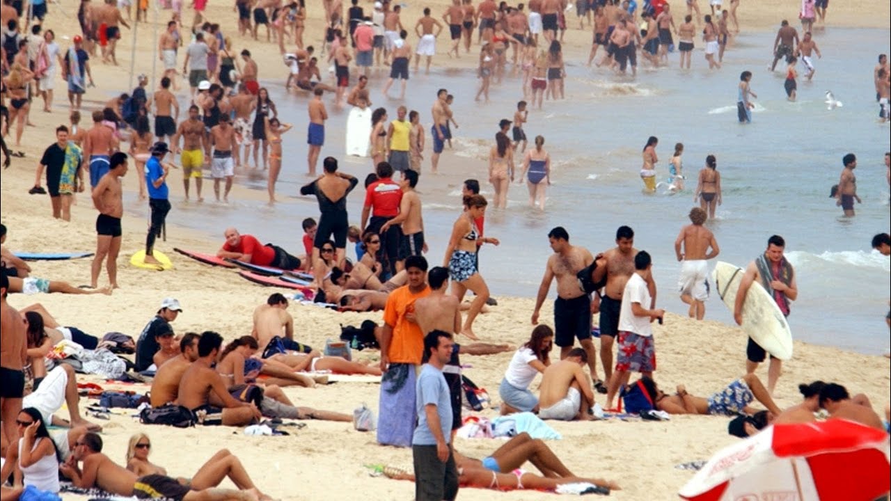 Sydney beaches close as the public persist in ignoring social