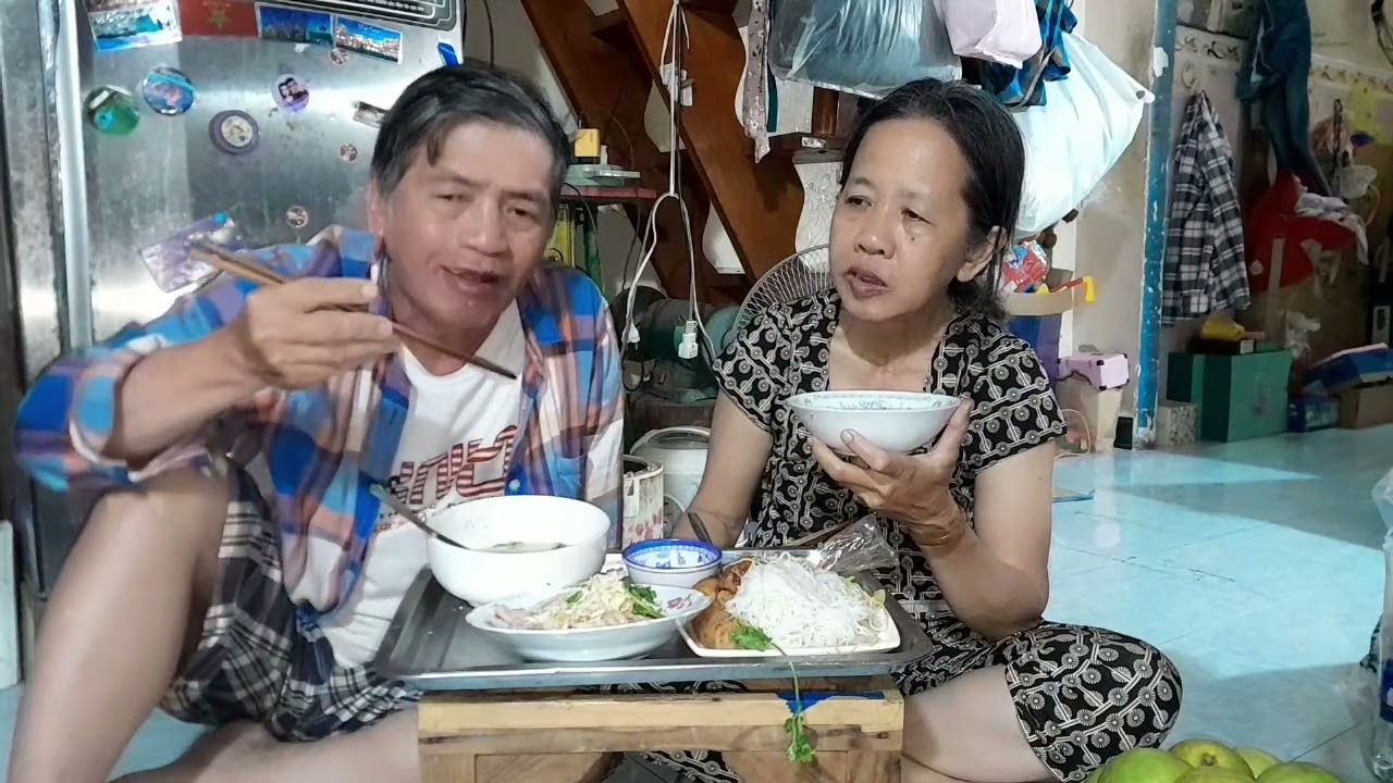 Mời các bạn ăn cháo gỏi gà 