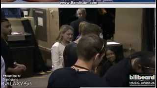 Justin bieber and selena gomez have a quick chat kiss while backstage
at the billboard music awards 2013.