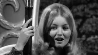 Mary Hopkin - The Liberace Show. Goodbye and Those Were The Days