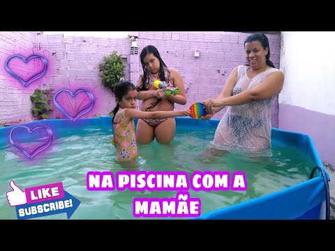 Na #piscina com a mamãe brincando de polícia e ladrão