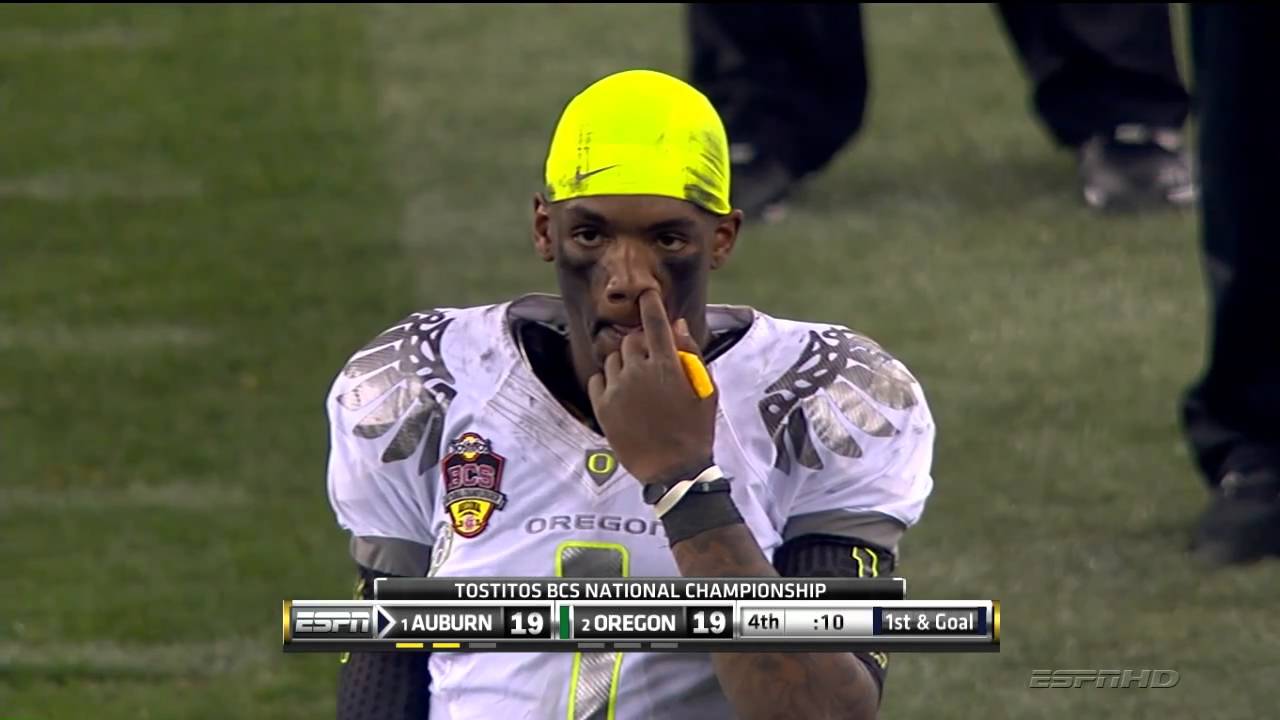 Oregon's Darron Thomas throws a pass during the first half of the BCS  National Championship NCAA college football game Monday, Jan. 10, 2011, in  Glendale, Ariz. (AP Photo/Charlie Riedel Stock Photo - Alamy