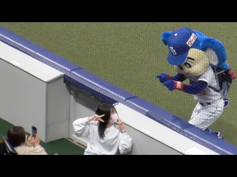 ドアラのいたずら　ドアラファンの女の子とのツーショット写真をかくれんぼして撮らせないようにするドアラ　中日ドラゴンズVS横浜DeNAベイスターズ　2023.4.30