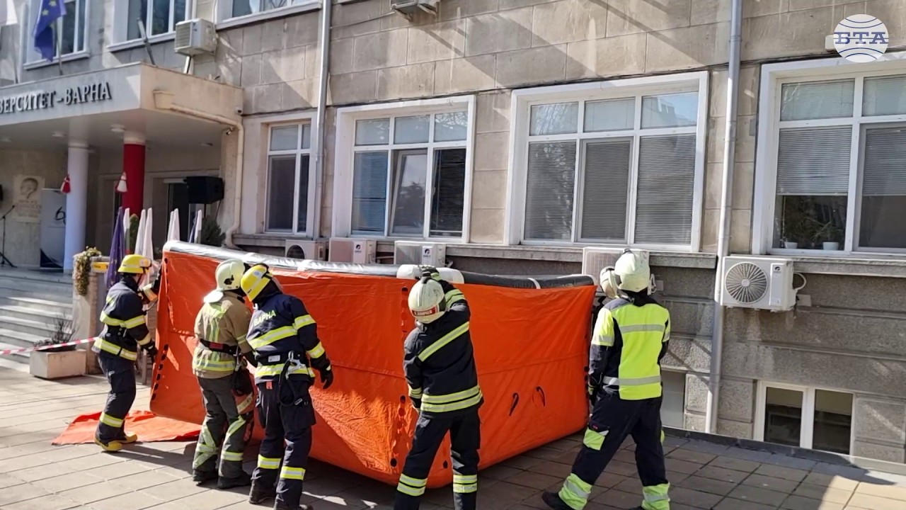 На учение в МУ - Варна евакуираха хора от високи етажи чрез спасителен дюшек и алпийски способ