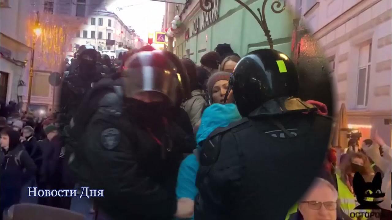 Девушка с электрошокером. Пострадавший роман ковалев. Девушка с электрошокером. Девушку бьют шокером. Девушка с шокером.