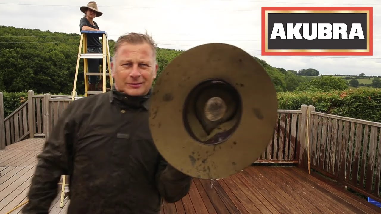 Испытание в экстремальных погодных условиях шляпы Akubra Territory из Австралии.